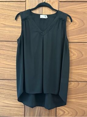 everleigh LIKE NEW Sleeveless V-Neck Black Tunic Top Classic Medium